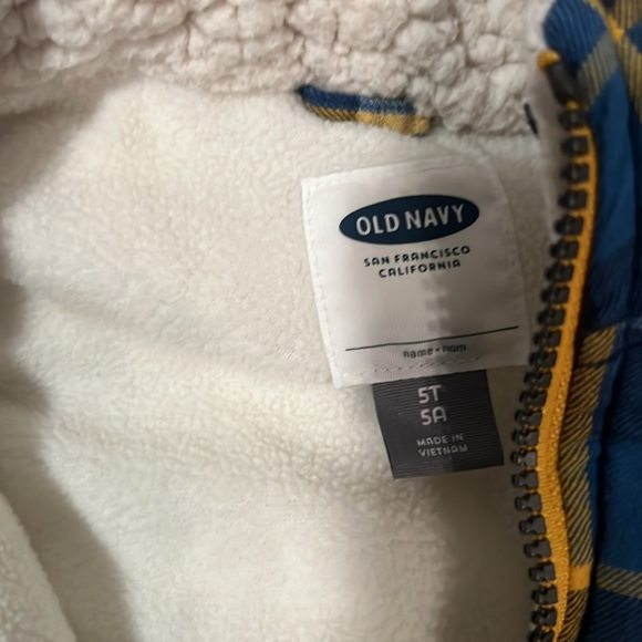 Old Navy vests for boys. Great for twins. Both vests size 5T - Picture 4 of 5